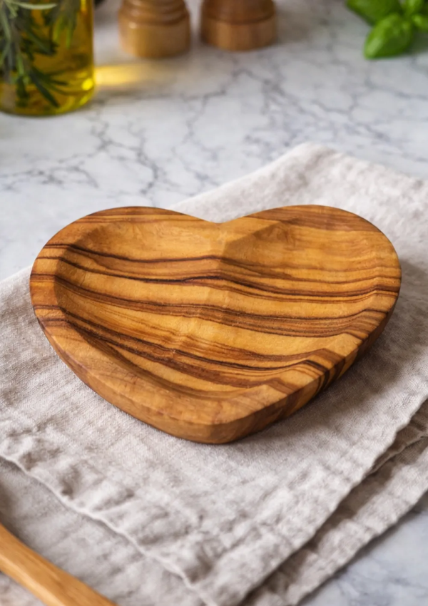 assiette en forme de cœur en bois d'olivier