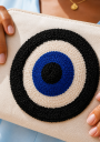 zoom sur la pochette oeil grec